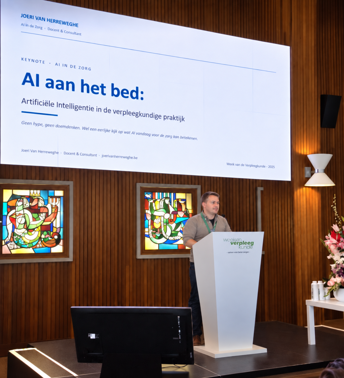 Joeri Van Herreweghe tijdens een keynote over AI in de zorg